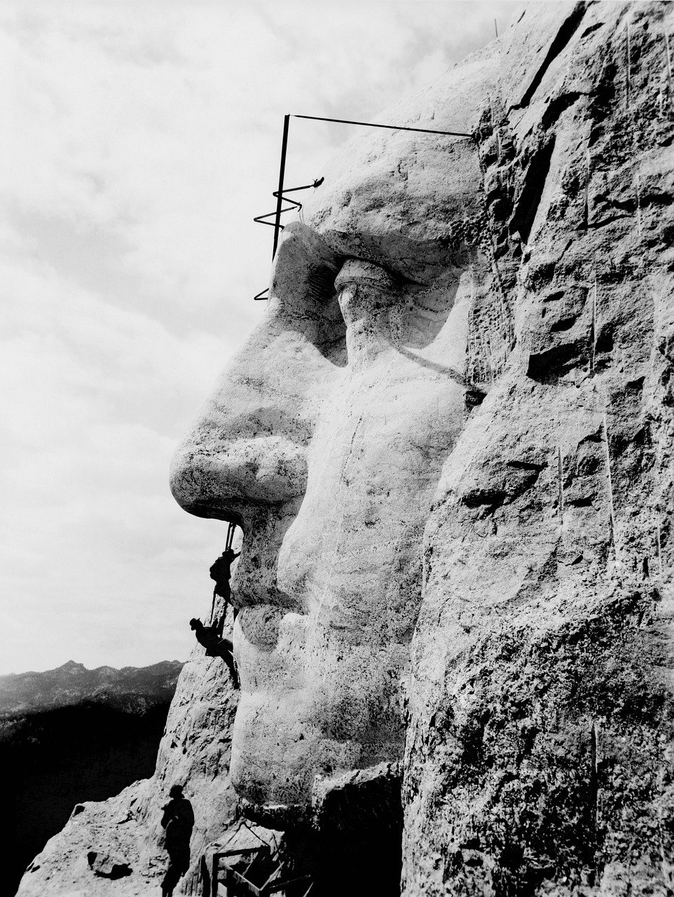 construction carving mount rushmore