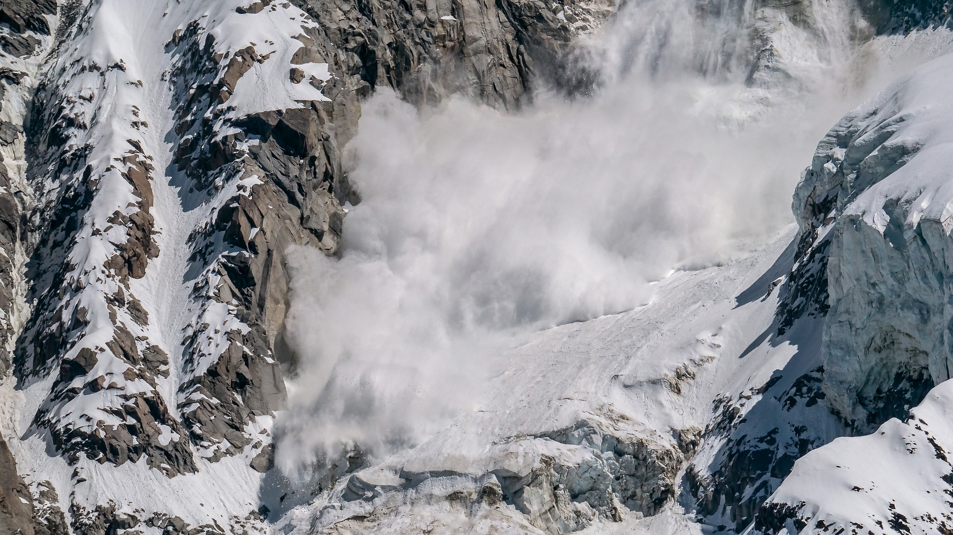 avalanche mountain snow 