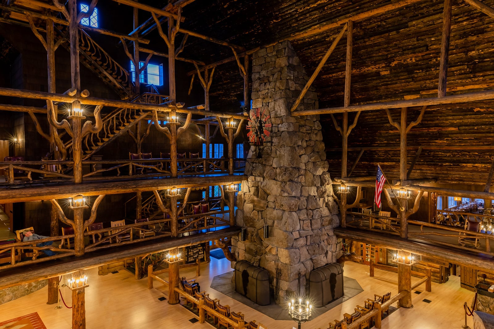 old faithful inn log structure